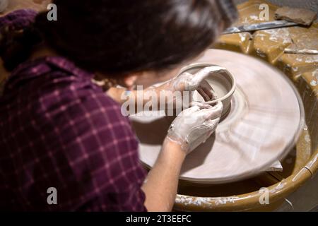 Jeune potière travaillant dans son atelier à Antibes dans le sud de la France Banque D'Images