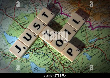 Just Stop Oil, en lettres scrabble, sur une carte du Moyen-Orient Banque D'Images