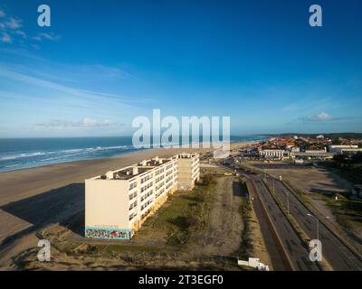 Soulac-sur-Mer (centre-ouest de la France) : immeuble le signal, dont les habitants sont victimes de la première expropriation climatique française. Soulac est un Banque D'Images