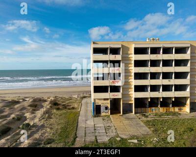 Soulac-sur-Mer (centre-ouest de la France) : immeuble le signal, dont les habitants sont victimes de la première expropriation climatique française. Soulac est un Banque D'Images