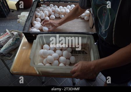 *** STRICTEMENT AUCUNE VENTE AUX MÉDIAS OU ÉDITEURS FRANÇAIS - DROITS RÉSERVÉS ***06 octobre 2023 - Taipei, Taiwan : un cuisinier taïwanais sort des œufs devant son restaurant. Taïwan a été frappé par un scandale concernant les mauvais œufs importés. La question a été fortement politisée, avec des sources pro-gouvernementales accusant la Chine d'enflammer le débat avec une campagne de fausses nouvelles. Banque D'Images