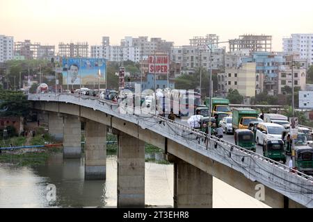 Dhaka, Bangladesh. 24 octobre 2023. Des véhicules sont coincés dans un embouteillage à Dhaka, au Bangladesh, le 25 octobre 2023. Au cours de la dernière décennie à Dhaka, la vitesse moyenne du trafic est passée de 21 km/h à 7 km/h, un peu plus rapide que la marche à pied. La congestion à Dhaka consomme environ 3,2 millions d'heures de travail par jour, selon les rapports statiques. Photo de Habibur Rahman/ABACAPRESS.COM crédit : Abaca Press/Alamy Live News Banque D'Images