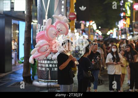 *** STRICTEMENT AUCUNE VENTE AUX MÉDIAS OU ÉDITEURS FRANÇAIS - DROITS RÉSERVÉS ***01 octobre 2023 - Taipei, Taiwan : des jeunes taïwanais sortent dans le quartier de Ximending. Banque D'Images