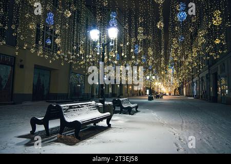 Rue vide sans gens, décorations de Noël insolites contre un ciel crépusculaire. La rue est décorée pour la nouvelle année et Noël. La rue est d Banque D'Images