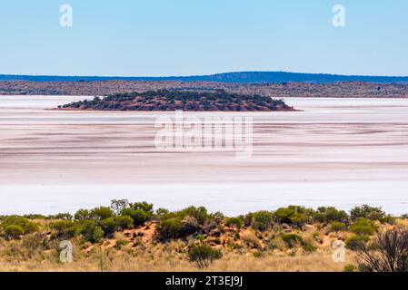 Un bac à sel ou un lac salé près du belvédère du Mont Conner, qui fait partie de la collection de lacs salés du Grand Lac Amadeus dans le territoire du Nord, en Australie Banque D'Images