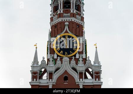 12 heures sur les carillons de la Tour Spasskaya du Kremlin de Moscou, par une journée d'hiver. Banque D'Images