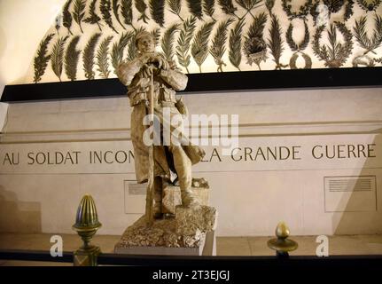 Paris (France) : le poilu, modèle en plâtre d'un soldat français de la première Guerre mondiale par Jean Boucher à l'intérieur de l'Arc de Triomphe dans le 8e A. Banque D'Images