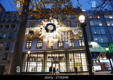 Paris (France) : Boutique Dior au 127 Avenue des champs-Elysées à Paris 8e arrondissement Banque D'Images