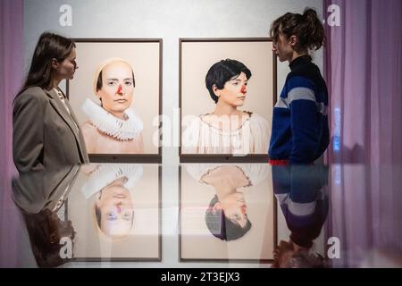 Londres, Royaume-Uni. 25 octobre 2023. Les membres du personnel regardent « The Disobedient Nose », 2022, de Shirin Fathi (idées sur la rhinoplastie et la reconstruction du nez) à l’avant-première de The Cult of Beauty, une nouvelle exposition de la collection Wellcome examinant des idées sur la beauté à travers l’histoire et les cultures avec plus de 200 objets historiques, œuvres d’art et nouvelles commandes. Le spectacle se déroule du 26 octobre 2023 au 28 avril 2024. Crédit : Stephen Chung / Alamy Live News Banque D'Images