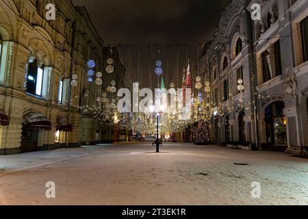 Rue vide sans gens, décorations de Noël inhabituelles. la rue est décorée pour le nouvel an et Noël. Rue Nikolskaya. Nuit romantique d'hiver, Banque D'Images