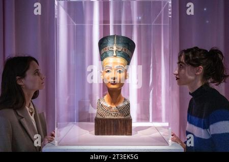 Londres, Royaume-Uni. 25 octobre 2023. Les membres du personnel regardent une reconstruction de Néfertiti, reine d'Égypte et épouse du roi Akhenaton, 14e siècle avant notre ère, à l'avant-première de The Cult of Beauty, une nouvelle exposition à la collection Wellcome examinant les idées sur la beauté à travers l'histoire et les cultures avec plus de 200 objets, y compris des objets historiques, des œuvres d'art et de nouvelles commandes. Le spectacle se déroule du 26 octobre 2023 au 28 avril 2024. Crédit : Stephen Chung / Alamy Live News Banque D'Images