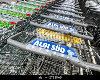 Redaktionell, Griesheim : Einkaufswagen der Discounterkette Aldi Sued. Redaktionell, Griesheim im Juli 2023 : Einkaufswagen der Discounterkette Aldi Sued. *** Editorial, Griesheim panier de la chaîne de discount Aldi Sued Editorial, Griesheim en juillet 2023 panier de la chaîne de discount Aldi Sued Copyright : xBEAUTIFULxSPORTS/KJPetersx crédit : Imago/Alamy Live News Banque D'Images