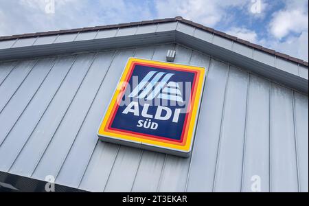 Redaktionell, Griesheim : Firmenlogo der Discounterkette Aldi Sued. Redaktionell, Griesheim im Juli 2023 : Firmenlogo der Discounterkette Aldi Sued. *** Editorial, Griesheim logo d'entreprise de la chaîne de discount Aldi Sued Editorial, Griesheim en juillet 2023 logo d'entreprise de la chaîne de discount Aldi Sued Copyright : xBEAUTIFULxSPORTS/KJPetersx crédit : Imago/Alamy Live News Banque D'Images