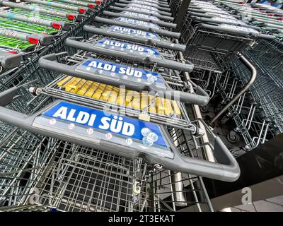 Redaktionell, Griesheim : Einkaufswagen der Discounterkette Aldi Sued. Redaktionell, Griesheim im Juli 2023 : Einkaufswagen der Discounterkette Aldi Sued. *** Editorial, Griesheim panier de la chaîne de discount Aldi Sued Editorial, Griesheim en juillet 2023 panier de la chaîne de discount Aldi Sued Copyright : xBEAUTIFULxSPORTS/KJPetersx crédit : Imago/Alamy Live News Banque D'Images