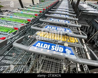 Redaktionell, Griesheim : Einkaufswagen der Discounterkette Aldi Sued. Redaktionell, Griesheim im Juli 2023 : Einkaufswagen der Discounterkette Aldi Sued. *** Editorial, Griesheim panier de la chaîne de discount Aldi Sued Editorial, Griesheim en juillet 2023 panier de la chaîne de discount Aldi Sued Copyright : xBEAUTIFULxSPORTS/KJPetersx crédit : Imago/Alamy Live News Banque D'Images