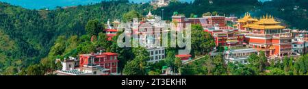 Vue aérienne du monastère de Thrangu Tashi Yangtse ou monastère de Bouddha Namo est un monastère bouddhiste tibétain, près de Katmandou, au Népal Banque D'Images