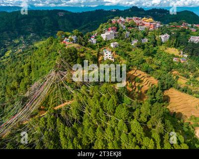 Vue aérienne du monastère de Thrangu Tashi Yangtse ou monastère de Bouddha Namo est un monastère bouddhiste tibétain, près de Katmandou, au Népal Banque D'Images