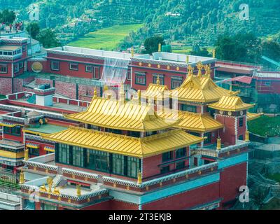 Vue aérienne du monastère de Thrangu Tashi Yangtse ou monastère de Bouddha Namo est un monastère bouddhiste tibétain, près de Katmandou, au Népal Banque D'Images