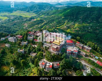 Vue aérienne du monastère de Thrangu Tashi Yangtse ou monastère de Bouddha Namo est un monastère bouddhiste tibétain, près de Katmandou, au Népal Banque D'Images