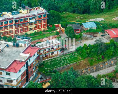 Vue aérienne du monastère de Thrangu Tashi Yangtse ou monastère de Bouddha Namo est un monastère bouddhiste tibétain, près de Katmandou, au Népal Banque D'Images