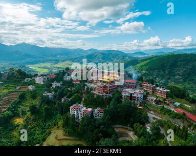 Vue aérienne du monastère de Thrangu Tashi Yangtse ou monastère de Bouddha Namo est un monastère bouddhiste tibétain, près de Katmandou, au Népal Banque D'Images