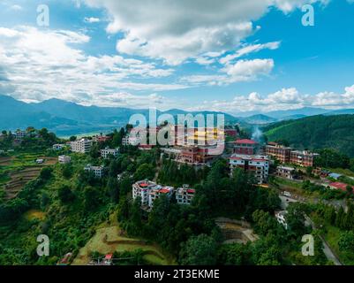 Vue aérienne du monastère de Thrangu Tashi Yangtse ou monastère de Bouddha Namo est un monastère bouddhiste tibétain, près de Katmandou, au Népal Banque D'Images