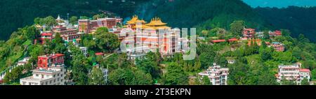 Vue aérienne du monastère de Thrangu Tashi Yangtse ou monastère de Bouddha Namo est un monastère bouddhiste tibétain, près de Katmandou, au Népal Banque D'Images