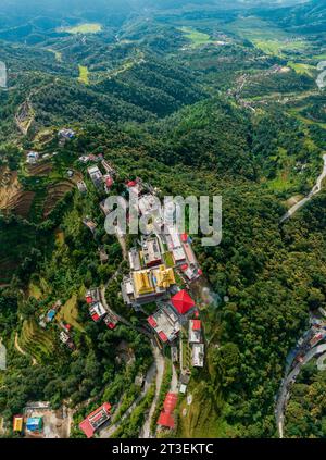 Vue aérienne du monastère de Thrangu Tashi Yangtse ou monastère de Bouddha Namo est un monastère bouddhiste tibétain, près de Katmandou, au Népal Banque D'Images