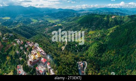 Vue aérienne du monastère de Thrangu Tashi Yangtse ou monastère de Bouddha Namo est un monastère bouddhiste tibétain, près de Katmandou, au Népal Banque D'Images