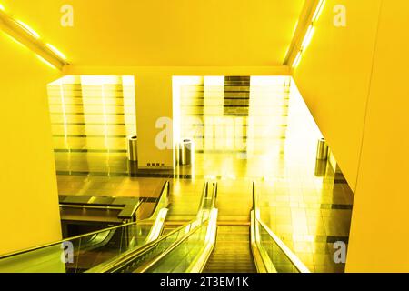 Couloir jaune moderne d'un bâtiment industriel avec escalier mécanique Banque D'Images