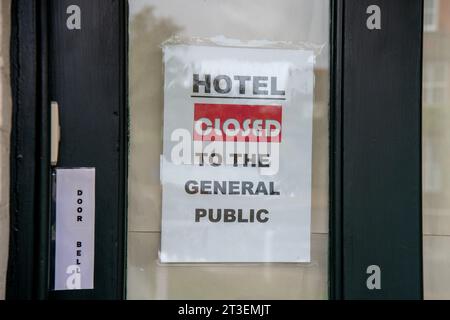 Datchet, Berkshire, Royaume-Uni. 25 octobre 2023. Le Manor Hotel appartenant à MG Hotels dans le village de Datchet est fermé au grand public car il est utilisé par le Home Office pour loger les demandeurs d'asile. Le coût actuel du logement des migrants dans les hôtels est ramené à 8 millions de livres sterling par jour. Le ministre de l’Immigration Robert Jennrick a annoncé que 50 hôtels cesseront d’être utilisés pour héberger des migrants au cours des trois prochains mois afin de tenter de réduire les coûts. De nombreux migrants au Royaume-Uni vivent dans des hôtels de luxe tandis que d'anciens membres du personnel militaire et des citoyens britanniques qui ont perdu leur emploi dorment mal dans la rue. C Banque D'Images