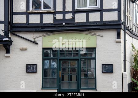 Datchet, Berkshire, Royaume-Uni. 25 octobre 2023. Le Manor Hotel appartenant à MG Hotels dans le village de Datchet est fermé au grand public car il est utilisé par le Home Office pour loger les demandeurs d'asile. Le coût actuel du logement des migrants dans les hôtels est ramené à 8 millions de livres sterling par jour. Le ministre de l’Immigration Robert Jennrick a annoncé que 50 hôtels cesseront d’être utilisés pour héberger des migrants au cours des trois prochains mois afin de tenter de réduire les coûts. De nombreux migrants au Royaume-Uni vivent dans des hôtels de luxe tandis que d'anciens membres du personnel militaire et des citoyens britanniques qui ont perdu leur emploi dorment mal dans la rue. C Banque D'Images