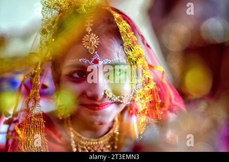 Kolkata, Inde. 23 octobre 2023. Une petite fille (Mishtu) pose pour une photo avant le rituel Kumari Puja. Kumari Puja est une tradition indienne hindoue principalement célébrée pendant la Durga Puja suivant le calendrier hindou. La base philosophique de Kumari Puja est d'établir la valeur des femmes. Les dévots croient que cela surmontera tous les obstacles et les dangers pour les jeunes filles dans le futur à venir, et aussi, les jeunes filles seront habilitées à gérer tout stress et obstruction dans leur vie à venir. Crédit : SOPA Images Limited/Alamy Live News Banque D'Images