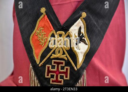 Angleterre, Canterbury : le Kent Museum of Franc-maçonnerie. Détails des objets maçonniques, décorations et accessoires : rose et croix sur un tablier maçonnique Banque D'Images