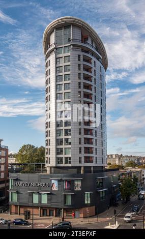 The Eclipse Tower, Cabot Circus, Bristol, Royaume-Uni (mieux connu sous le nom de Harvey Nichols Tower), un bloc d'appartements résidentiels de luxe dans le centre-ville Banque D'Images