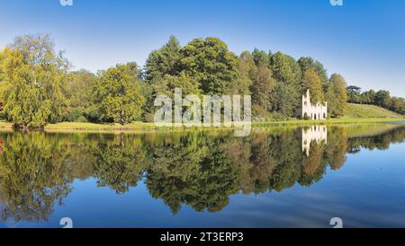 Sérénité au Painshill Park dans le Surrey, Angleterre Banque D'Images