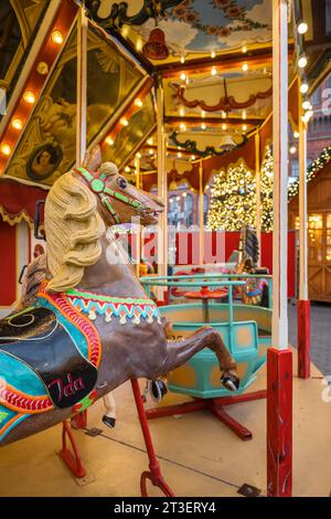 Carrousel avec des chevaux colorés au marché de Noël traditionnel Banque D'Images