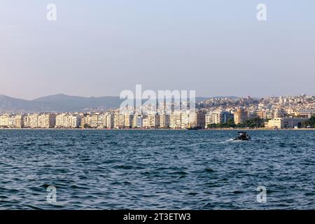 Thessalonique, Grèce - 22 septembre 2023 : vue panoramique de la belle ville de Thessalonique Grèce et du golfe thermaïque Banque D'Images