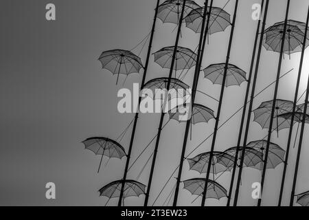 Thessalonique, Grèce - 22 septembre 2023 : vue de la célèbre attraction, les parapluies, une œuvre d'art à Thessalonique en Grèce en noir et blanc Banque D'Images