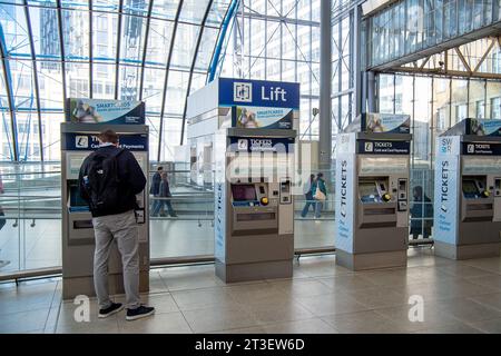 Waterloo, Londres, Royaume-Uni. 24 octobre 2023. Distributeurs automatiques de billets en libre-service à la gare de Waterloo à Londres. Il a été annoncé que les Travelcards d'un jour devaient continuer. C'est une bonne nouvelle pour les voyageurs ferroviaires qui auraient dû faire face à des coûts plus élevés pour se rendre à Londres depuis les comtés d'origine si Sadiq Khan et TfL avaient abandonné le système. Dans d'autres nouveaux, les membres de l'Union RMT ont voté en faveur de six mois supplémentaires d'action syndicale. Le traitement de la fermeture de plus de 1 000 billetteries de gare se poursuit toujours, cependant, les plans proposés ont reçu beaucoup de critiques de disa Banque D'Images