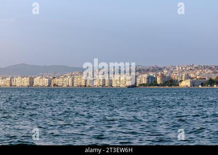 Thessalonique, Grèce - 22 septembre 2023 : vue panoramique de la belle ville de Thessalonique Grèce et du golfe thermaïque Banque D'Images