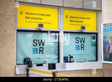 Waterloo, Londres, Royaume-Uni. 24 octobre 2023. Fenêtres fermées à la billetterie de la gare de Waterloo à Londres. Il a été annoncé que les Travelcards d'un jour devaient continuer. C'est une bonne nouvelle pour les voyageurs ferroviaires qui auraient dû faire face à des coûts plus élevés pour se rendre à Londres depuis les comtés d'origine si Sadiq Khan et TfL avaient abandonné le système. Dans d'autres nouveaux, les membres de l'Union RMT ont voté en faveur de six mois supplémentaires d'action syndicale. Le traitement de la fermeture de plus de 1 000 billetteries de gare se poursuit toujours, cependant, les plans proposés ont reçu beaucoup de critiques Banque D'Images