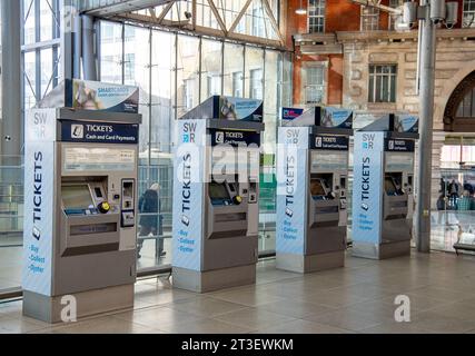 Waterloo, Londres, Royaume-Uni. 24 octobre 2023. Distributeurs automatiques de billets en libre-service à la gare de Waterloo à Londres. Il a été annoncé que les Travelcards d'un jour devaient continuer. C'est une bonne nouvelle pour les voyageurs ferroviaires qui auraient dû faire face à des coûts plus élevés pour se rendre à Londres depuis les comtés d'origine si Sadiq Khan et TfL avaient abandonné le système. Dans d'autres nouveaux, les membres de l'Union RMT ont voté en faveur de six mois supplémentaires d'action syndicale. Le traitement de la fermeture de plus de 1 000 billetteries de gare se poursuit toujours, cependant, les plans proposés ont reçu beaucoup de critiques de disa Banque D'Images