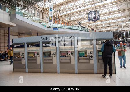 Waterloo, Londres, Royaume-Uni. 24 octobre 2023. Distributeurs automatiques de billets en libre-service à la gare de Waterloo à Londres. Il a été annoncé que les Travelcards d'un jour devaient continuer. C'est une bonne nouvelle pour les voyageurs ferroviaires qui auraient dû faire face à des coûts plus élevés pour se rendre à Londres depuis les comtés d'origine si Sadiq Khan et TfL avaient abandonné le système. Dans d'autres nouveaux, les membres de l'Union RMT ont voté en faveur de six mois supplémentaires d'action syndicale. Le traitement de la fermeture de plus de 1 000 billetteries de gare se poursuit toujours, cependant, les plans proposés ont reçu beaucoup de critiques de disa Banque D'Images