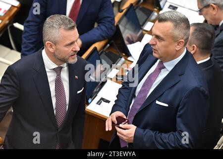 Bratislava, Slovaquie. 25 octobre 2023. De gauche à droite Slovaquie Hlas (voix)-le président du parti social-démocratie Peter Pellegrini (photo à gauche) et le président du Parti national slovaque (SNS) Andrej Danko (photo à droite) prêtent serment au Parlement slovaque lors de la session constitutive du nouveau Parlement slovaque à Bratislava, Slovaquie, le 25 octobre 2023. Crédit : Vaclav Salek/CTK photo/Alamy Live News Banque D'Images