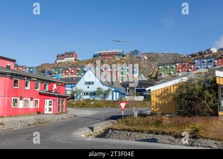 Maison traditionnelle colorée du Groenland sur Une colline dans la ville de Qaqortoq Groenland, tôt le matin Banque D'Images