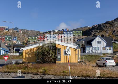 Maison traditionnelle colorée du Groenland dans la ville de Qaqortoq Groenland, tôt le matin Banque D'Images