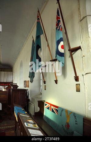 Drapeaux de la Royal Air Force à l'intérieur de l'église St Patrick, Jurby, île de Man Banque D'Images