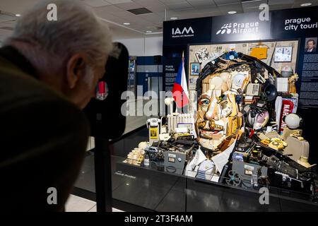 Prague, République tchèque. 25 octobre 2023. Dévoilement cérémoniel d’un portrait en 3D composé de milliers d’objets racontant l’histoire de la vie de Vaclav Havel, réalisé par le sculpteur Patrik Prosko, Vaclav Havel Airport Prague, terminal 2 à l’installation Forum Havlum, le 25 octobre 2023. Crédit : Ondrej Deml/CTK photo/Alamy Live News Banque D'Images