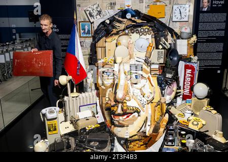 Prague, République tchèque. 25 octobre 2023. Dévoilement cérémoniel d’un portrait en 3D composé de milliers d’objets racontant l’histoire de la vie de Vaclav Havel, réalisé par le sculpteur Patrik Prosko (à gauche), à l’aéroport Vaclav Havel de Prague, terminal 2 de l’installation Forum Havlum, le 25 octobre 2023. Crédit : Ondrej Deml/CTK photo/Alamy Live News Banque D'Images